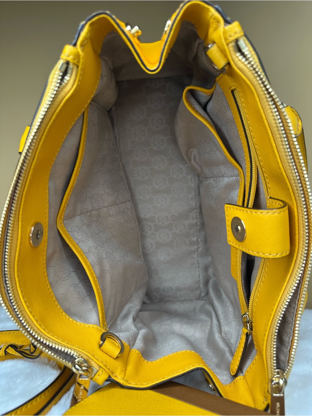 Set Michael Kors Yellow & Brown Saffiano Leather Top Handle Bag & Wallet & Strap - Picture 4 of 16
